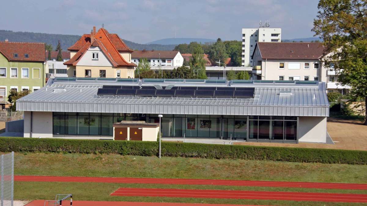 Sporthalle Neustadt: Dachschaden hat Folgen
