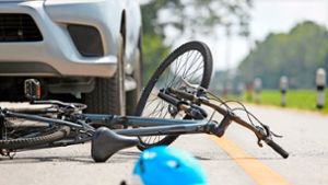 Gegenverkehr übersehen: Radfahrerin prallt gegen Auto