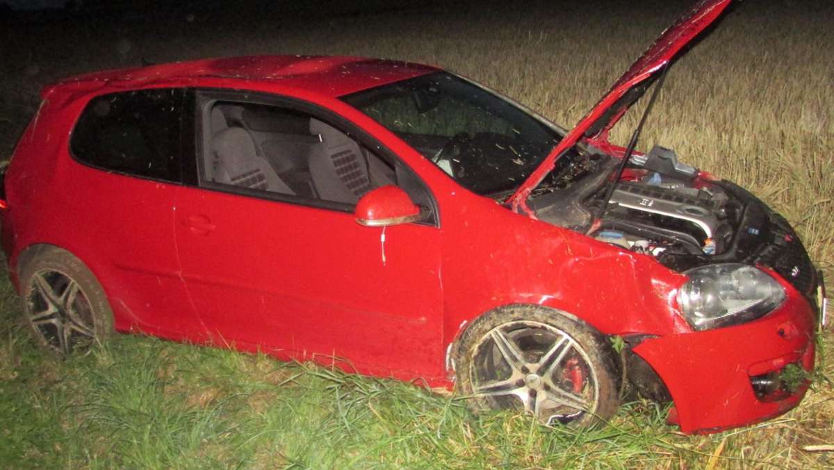 Coburg: Schwerer Unfall: 19-Jähriger landet im Graben und überschlägt sich