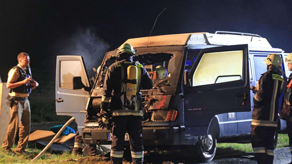 Kronach: Flammen aus dem Motorraum: Alter Camper fängt Feuer