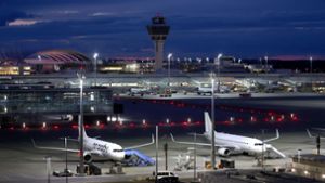 Aktivisten blockieren Münchner Airport zum Ferienbeginn