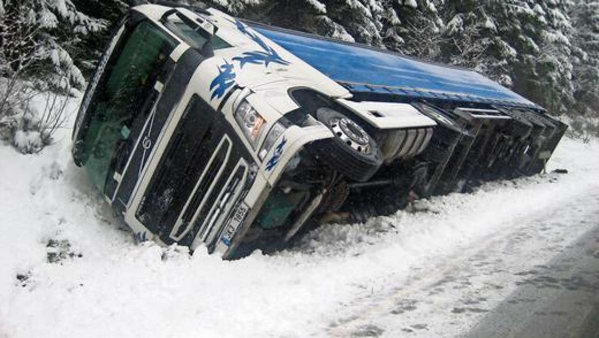 Kronach: Lastwagen rutscht in den Graben