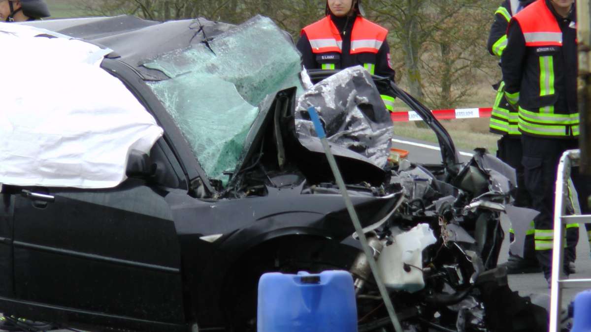 Aus der Region: Auto und Lkw prallen zusammen: 38-Jähriger stirbt