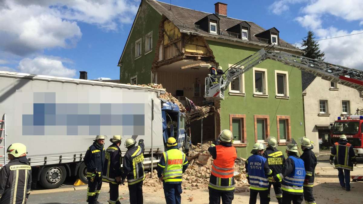 Aus der Region: Lastwagen kracht in Wohnhaus - Fahrer außer Lebensgefahr