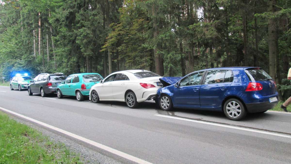 Coburg: Übersehen: Wagen schiebt Autos aufeinander