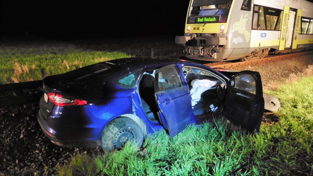 Coburg: Regionalbahn rammt Auto: Fahrer schwer verletzt