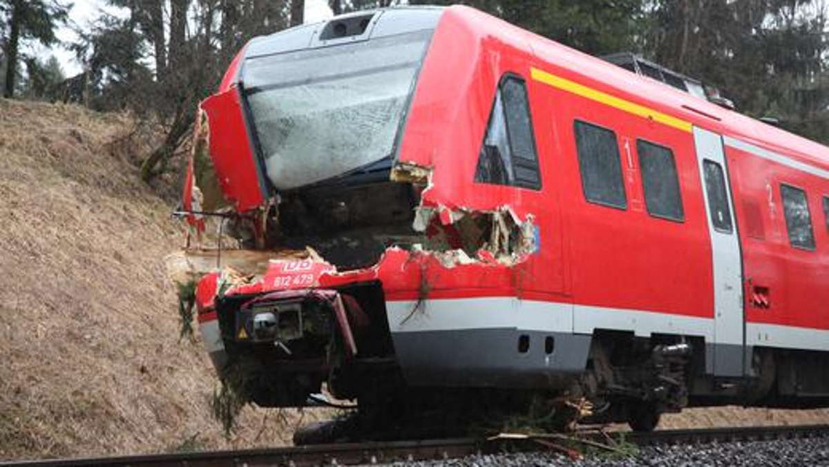 Aus der Region: Zug knallt gegen Hindernis auf Gleis - zwei Verletzte