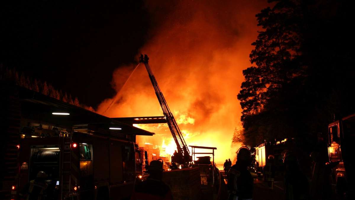 Aus der Region: Großbrand: Feuer zerstört Sägewerk