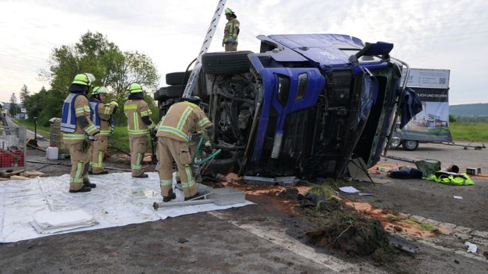 St 2275 stundenlang gesperrt: Lkw-Fahrer schwer verletzt