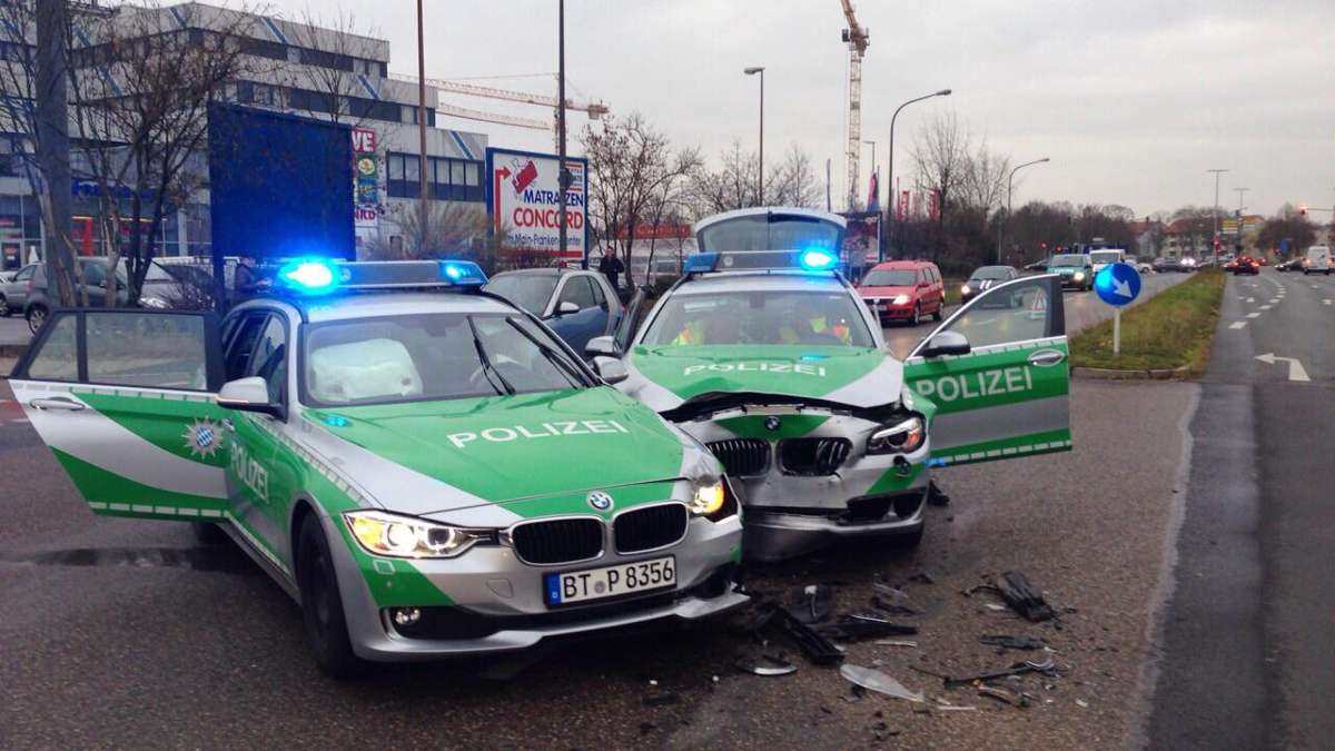 Aus der Region: Bamberg: Polizeiautos krachen zusammen