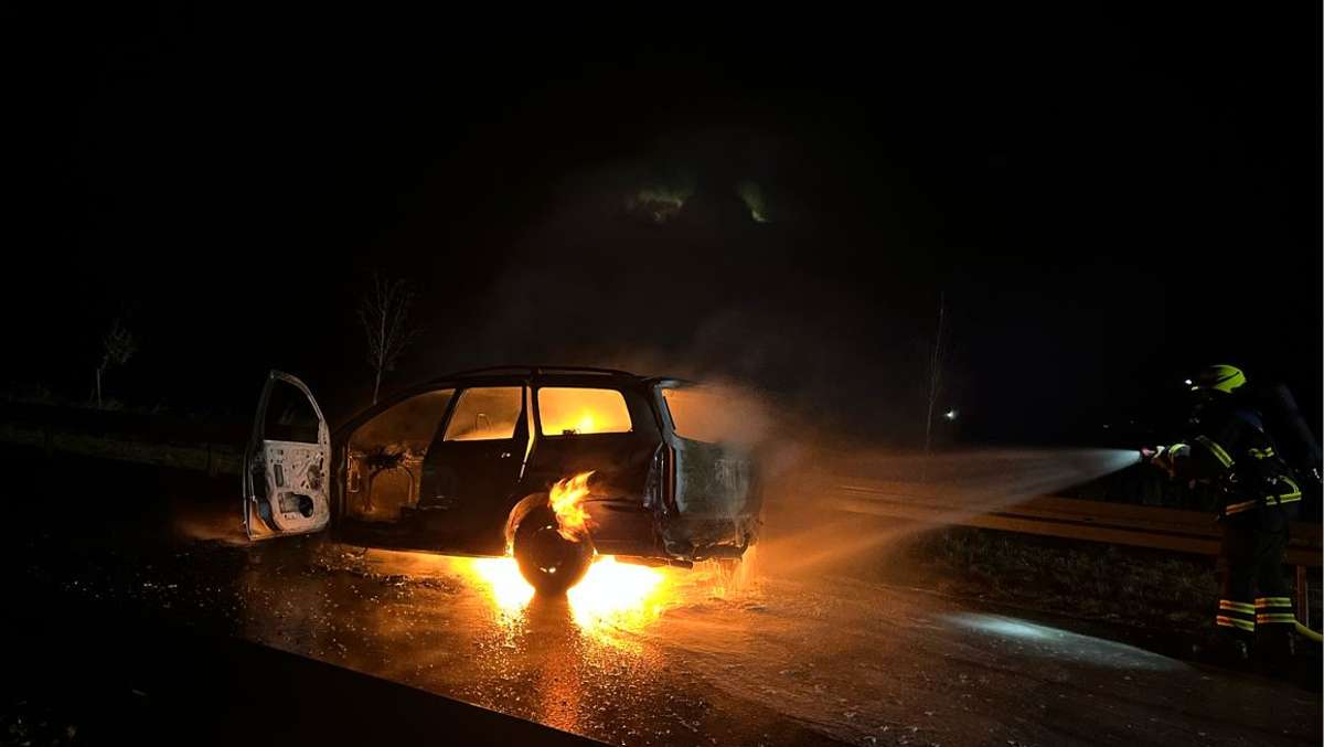 Straße gesperrt : Auto steht in Flammen