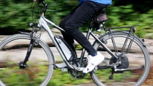 18-Jähriger auf E-Bike von Auto touchiert