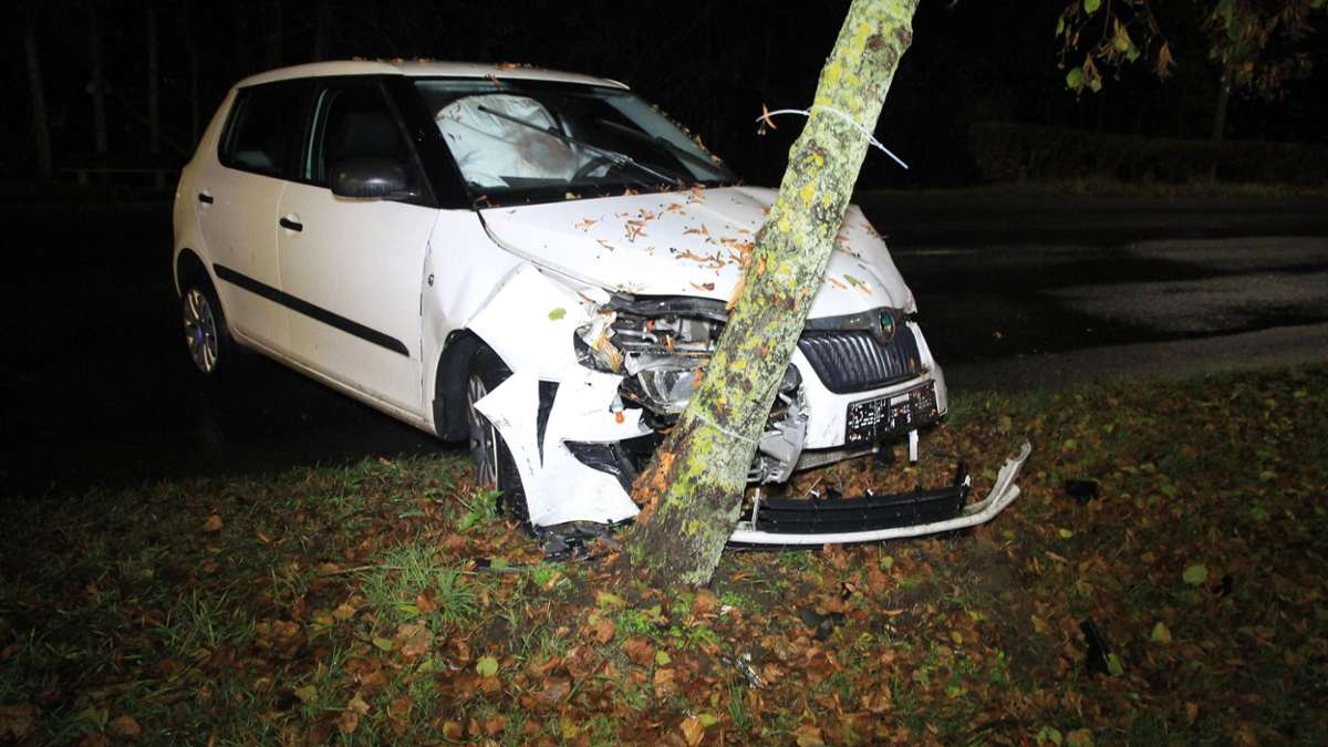 Lichtenfels: 20-Jährige prallt mit Auto gegen Baum