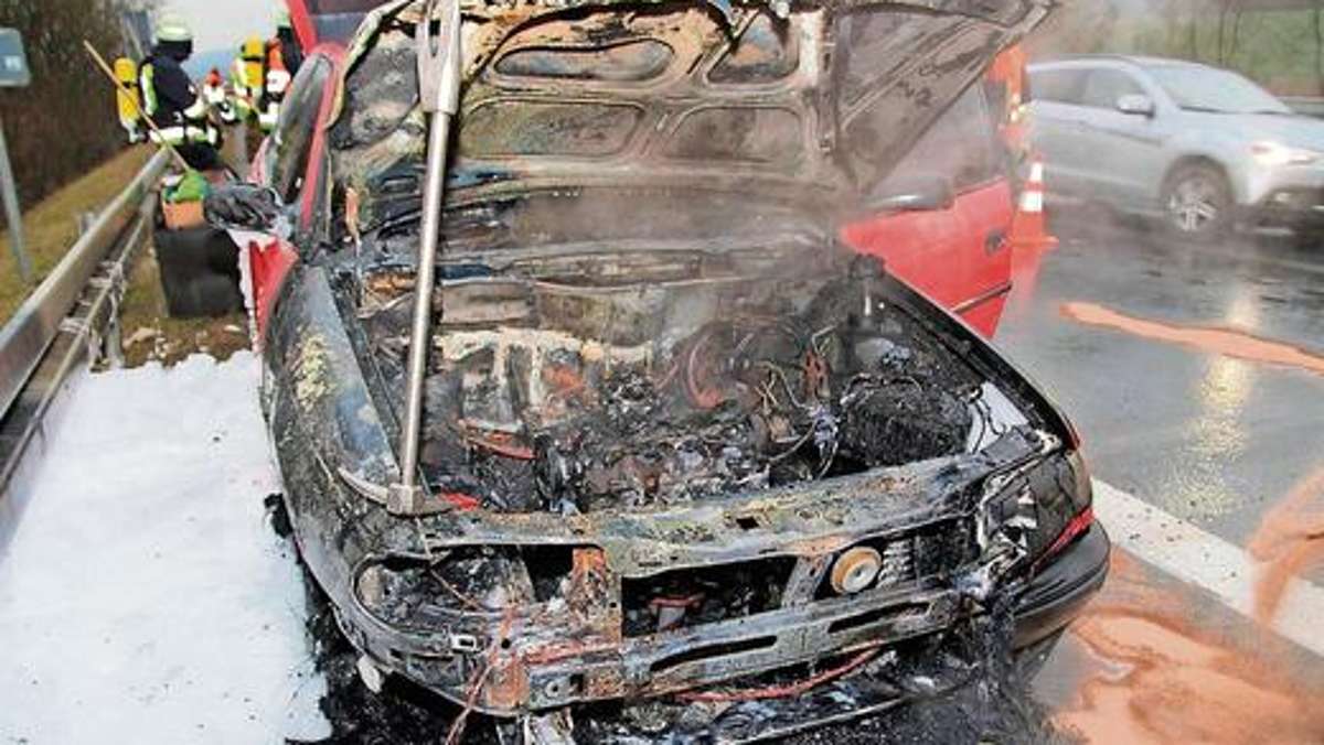 Lichtenfels: Auto brennt auf A73 komplett aus