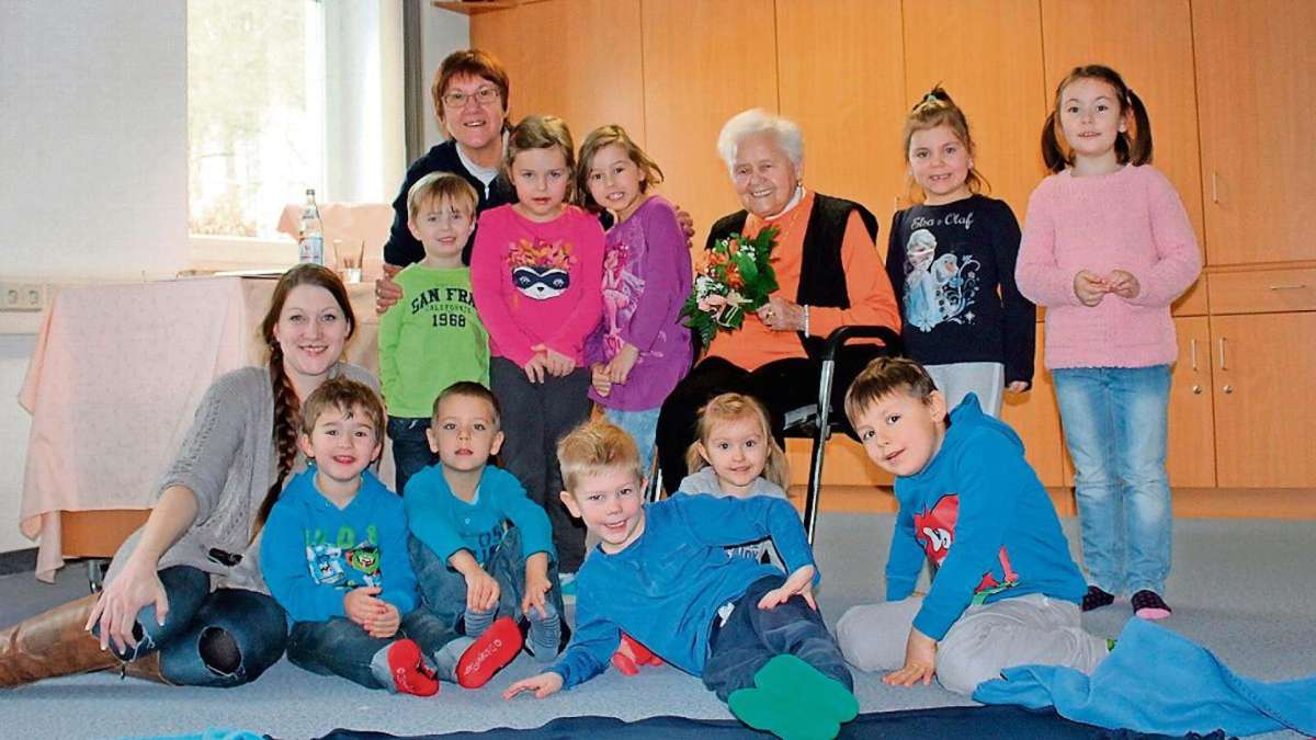 Coburg: Löwenzahn-Kinder besuchen Vorlese-Oma Ruth