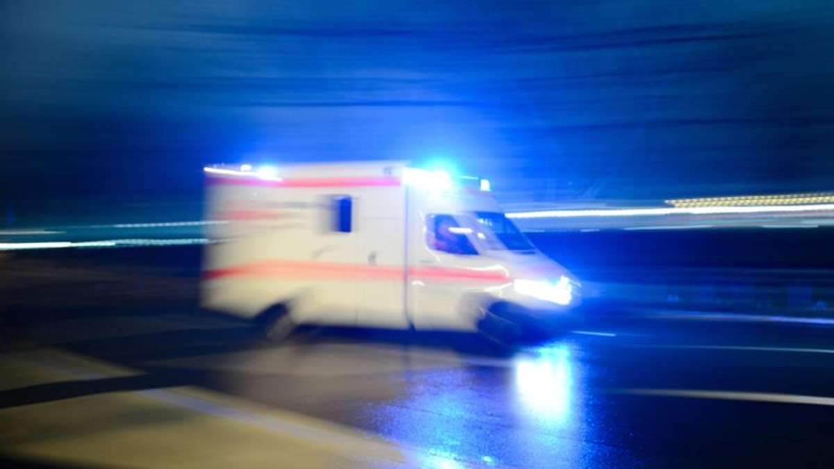 Coburg: Krankenwagen rammt Leitplanke