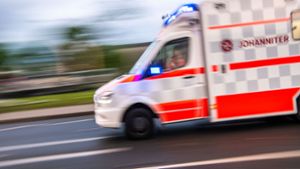 Landkreis Rhön-Grabfeld: Vollbremsung bei Krankentransport: Seniorin schwer verletzt