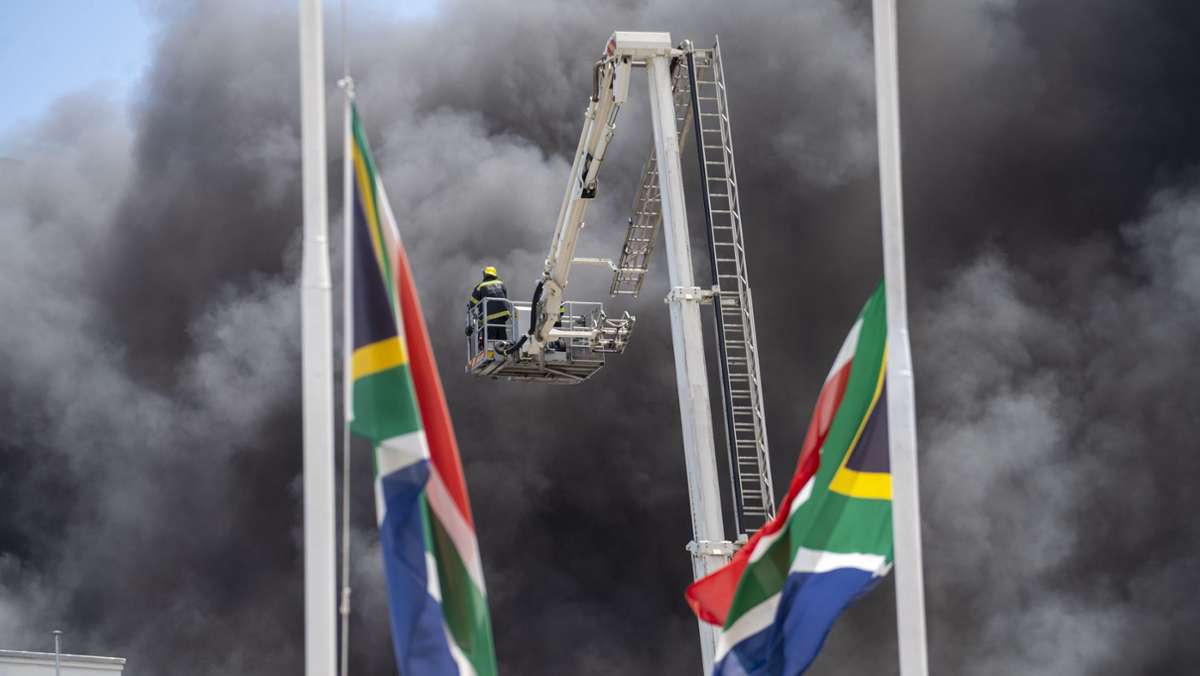 Kapstadt: Großbrand in Südafrikas Parlament unter Kontrolle – schwere Schäden