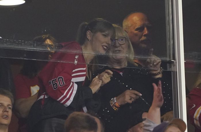 Taylor Swift und Travis Kelce: Sie halten Händchen – und beehren „Saturday Night Live“