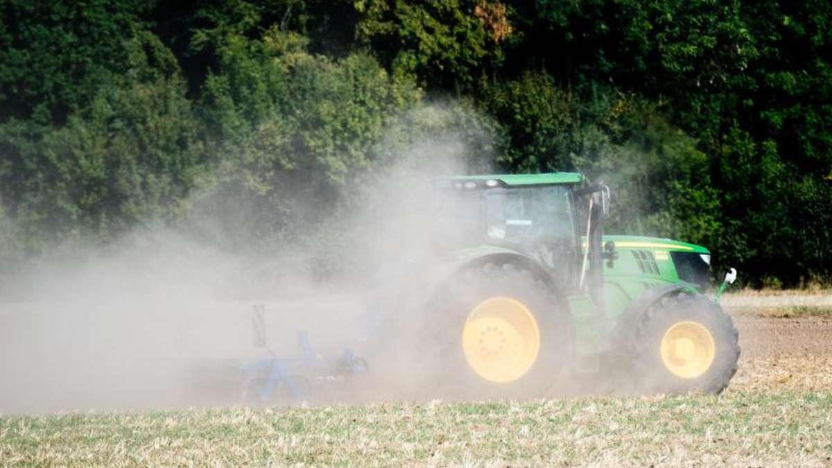 Kronach: Traktor geht auf Feld in Flammen auf