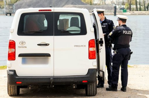 Polizeibeamte kontrollieren einen verdächtigen weißen Kleintransporter. Foto: picture alliance/dpa/Philipp von Ditfurth