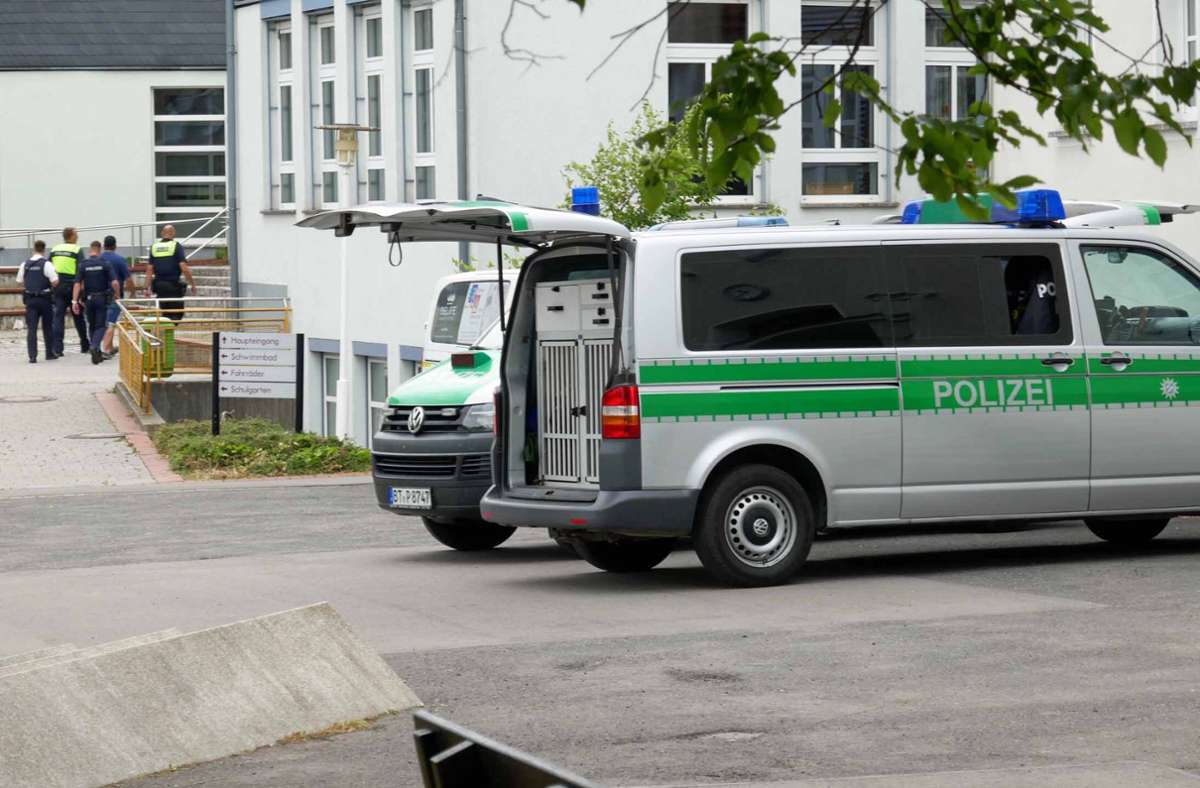 Polizeibeamte auf dem Weg zur Durchsuchung von Räumen der Grund- und Mittelschule Ebersdorf bei Coburg. Dort gab es am Montagvormittag eine Bombendrohung.