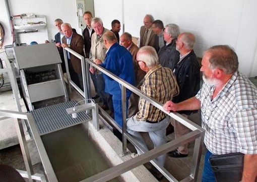 Die Mitglieder der Verbandsversammlung des Abwasserzweckverbandes Marktzeuln-Michelau bei der Besichtigung. Quelle: Unbekannt