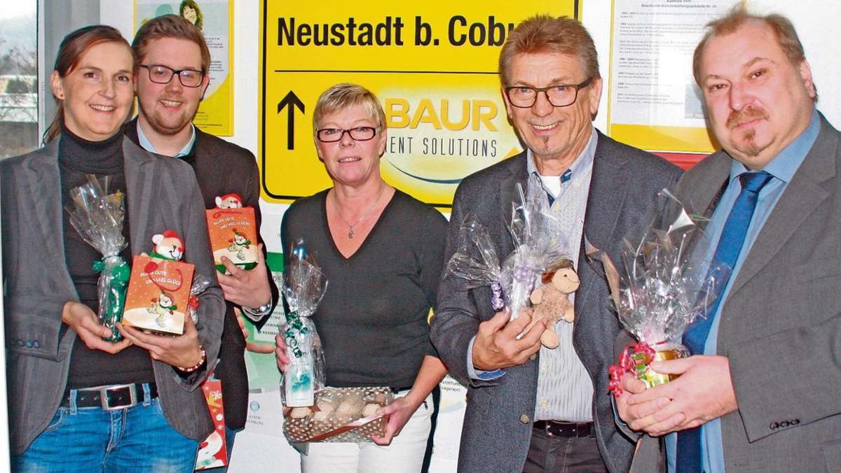 Coburg: BFS-Mitarbeiter füllen Päckchen für Bedürftige