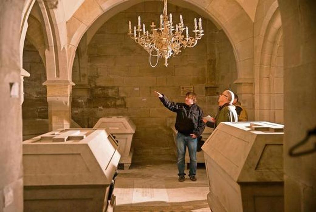Architekt Torsten Will und Kirchenpfleger Helmut Kollo stehen im linken Raum der Koháry-Gruft, wo die Gewölbedecke bereits fertig ist.