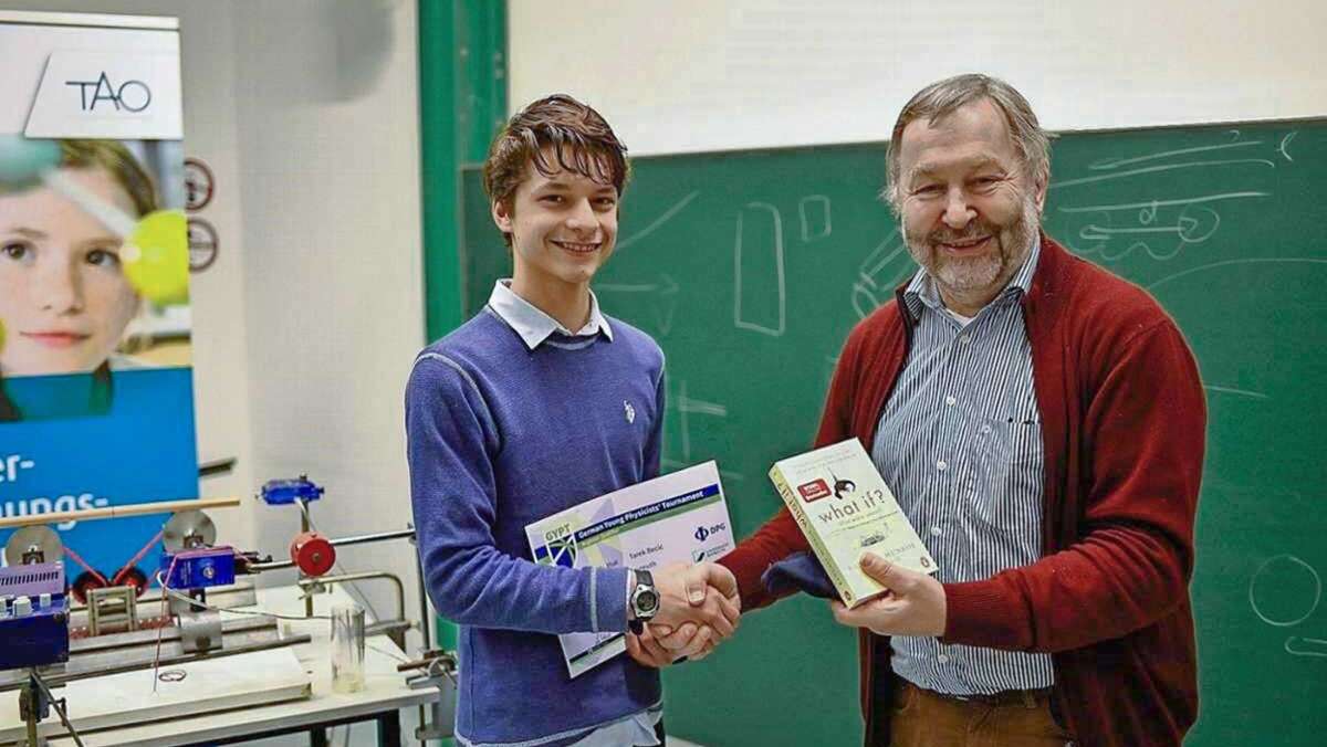 Physik-Wettbewerb: Tarik Bećić siegt mit Bonbons