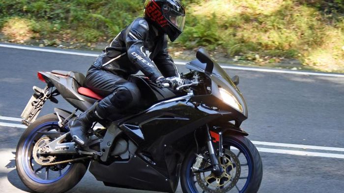 Sturz in Kurve: Motorradfahrer aus Rödental verletzt