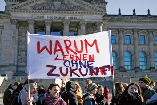 Auf dem Coburger Marktplatz könnten am Freitag, wie hier in Berlin, Schüler und Studenten gegen die Klimapolitik demonstrieren.	Foto: Carsten Koall/dpa Quelle: Unbekannt