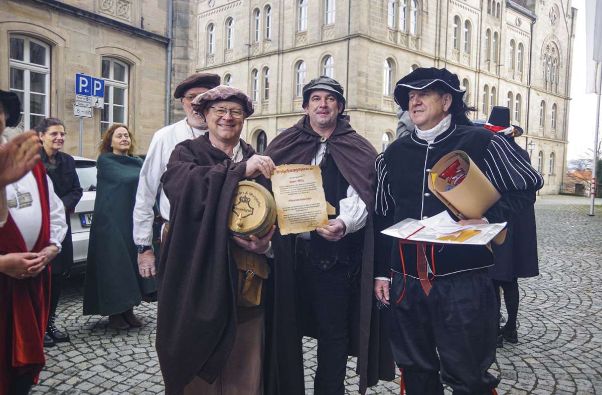 Die Bräuknechte ernannten Hans Götz (rechts) zum Ehren-Bräuknecht, überreichten ihm das Erhebungspatent und ein süffiges Geschenk.