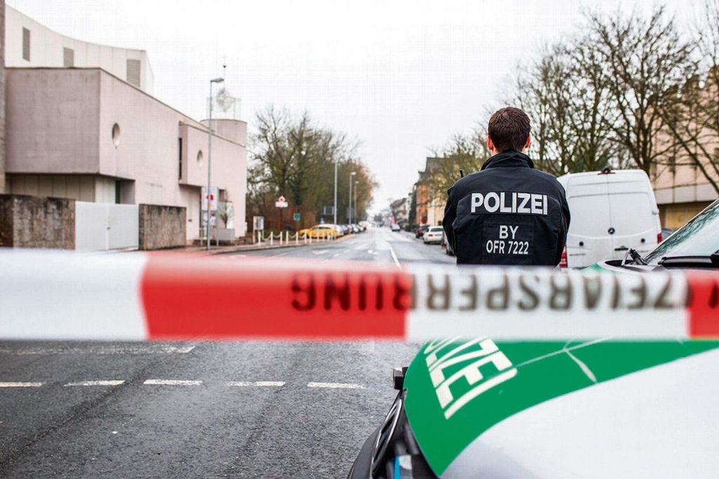 Mit Flatterband und Posten sperrte die Polizei alle Zugänge zur Ketschendorfer Straße ab.
