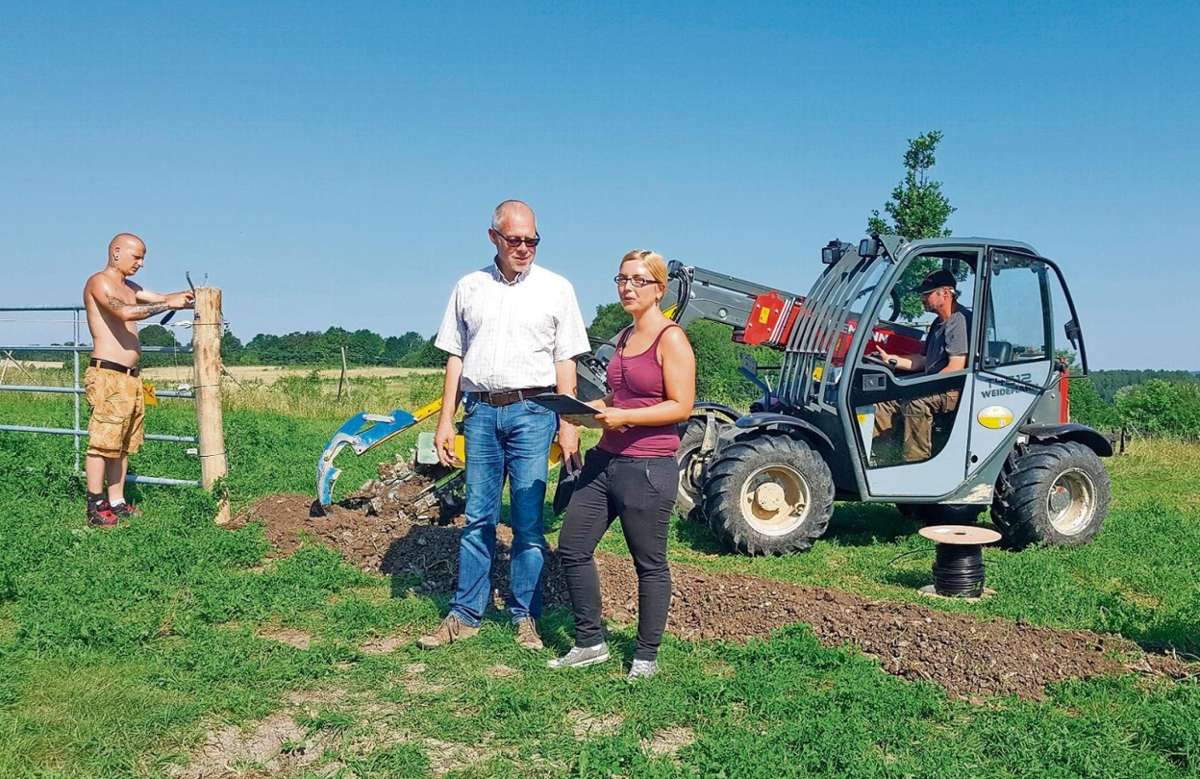 Hohe Elektrozäune sichern die neuen Flächen. Frank Reißenweber und Janine Schindhelm freuen sich über die rasche Umsetzung. Foto: Christiane Schult