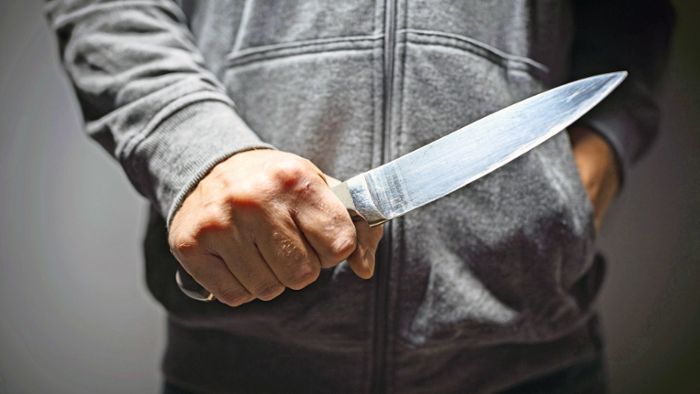 Räuber bedroht Angestellte mit  Messer