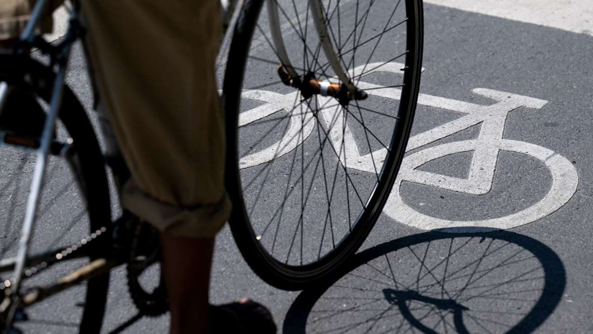Schnittwunde und Sachschaden: Radfahrer kracht gegen geparktes Auto