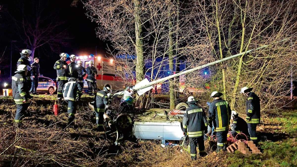 Kronach: Auto reißt Laterne aus Verankerung und überschlägt sich: drei Verletzte