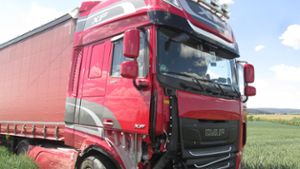 Beim Abbiegen übersehen: Lastwagen rammt Kleintransporter