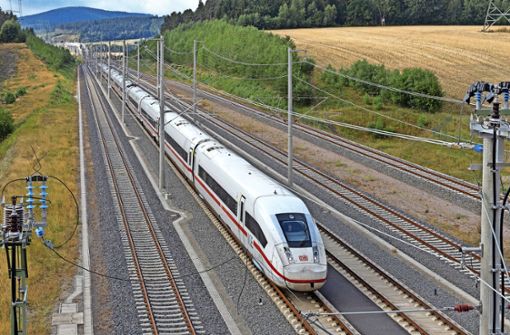 Ein ICE passiert den Überholbahnhof in Ilmenau-Wümbach. Dass hier künftig auch Regionalzüge halten, wird zunehmend unwahrscheinlich. Foto: Michael Reichel