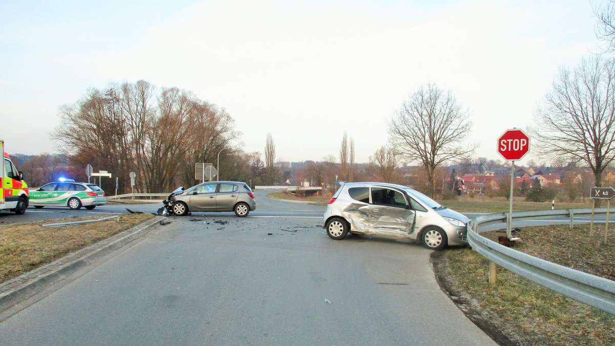 Großheirath: Auto übersehen: zwei Verletzte auf der B 4