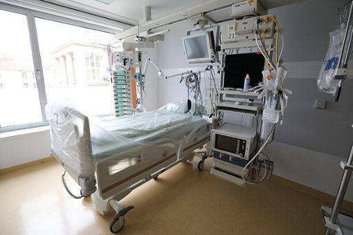 Ein Intensivbett in der perioperativen Intensivtherapie einer Klinik und Poliklinik für Anästhesiologie und Intensivtherapie. Foto: Bernd Wüstneck, dpa