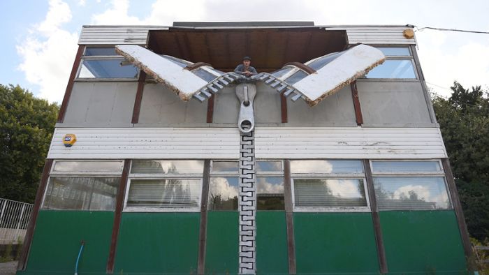 Künstler präsentiert Bürogebäude mit Mega-Reißverschluss
