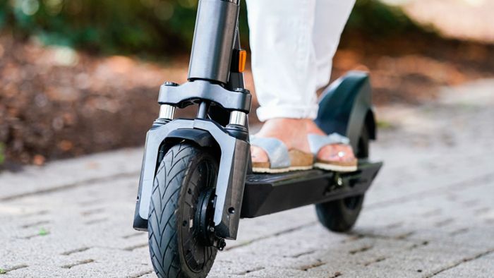 Mit E-Scooter: 14-Jährige schleudert gegen Windschutzscheibe