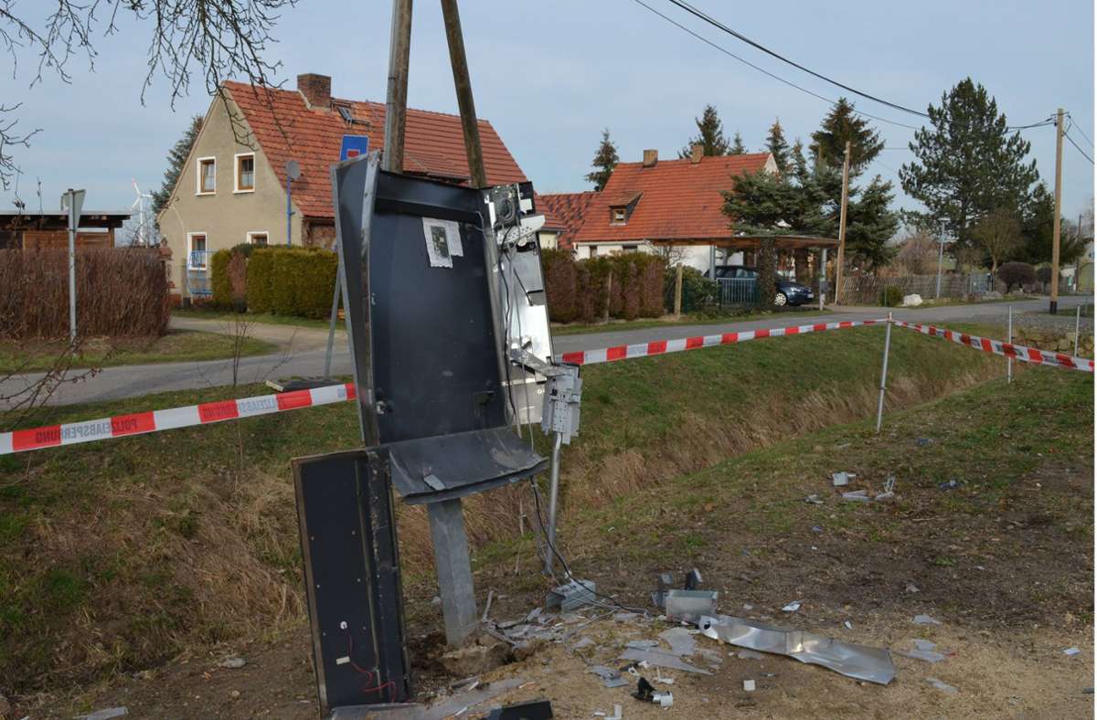 Ein zerstörter Zigarettenautomat (Symbolfoto). Foto: imago images/lausitznews.de/LausitzNews.de / Nino Fleischer via www.imago-images.de