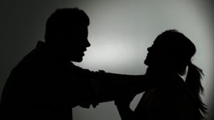 Tisch und Fernseher gehen zu Bruch: Betrunkener verprügelt Freundin