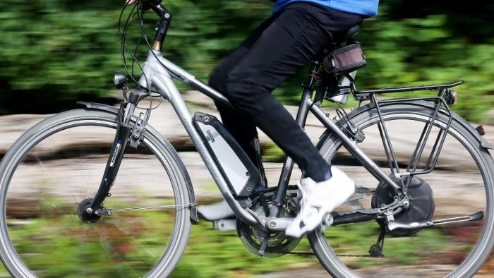 Ohne Helm: E-Bike-Fahrerin prallt mit Kopf gegen Steinbrocken