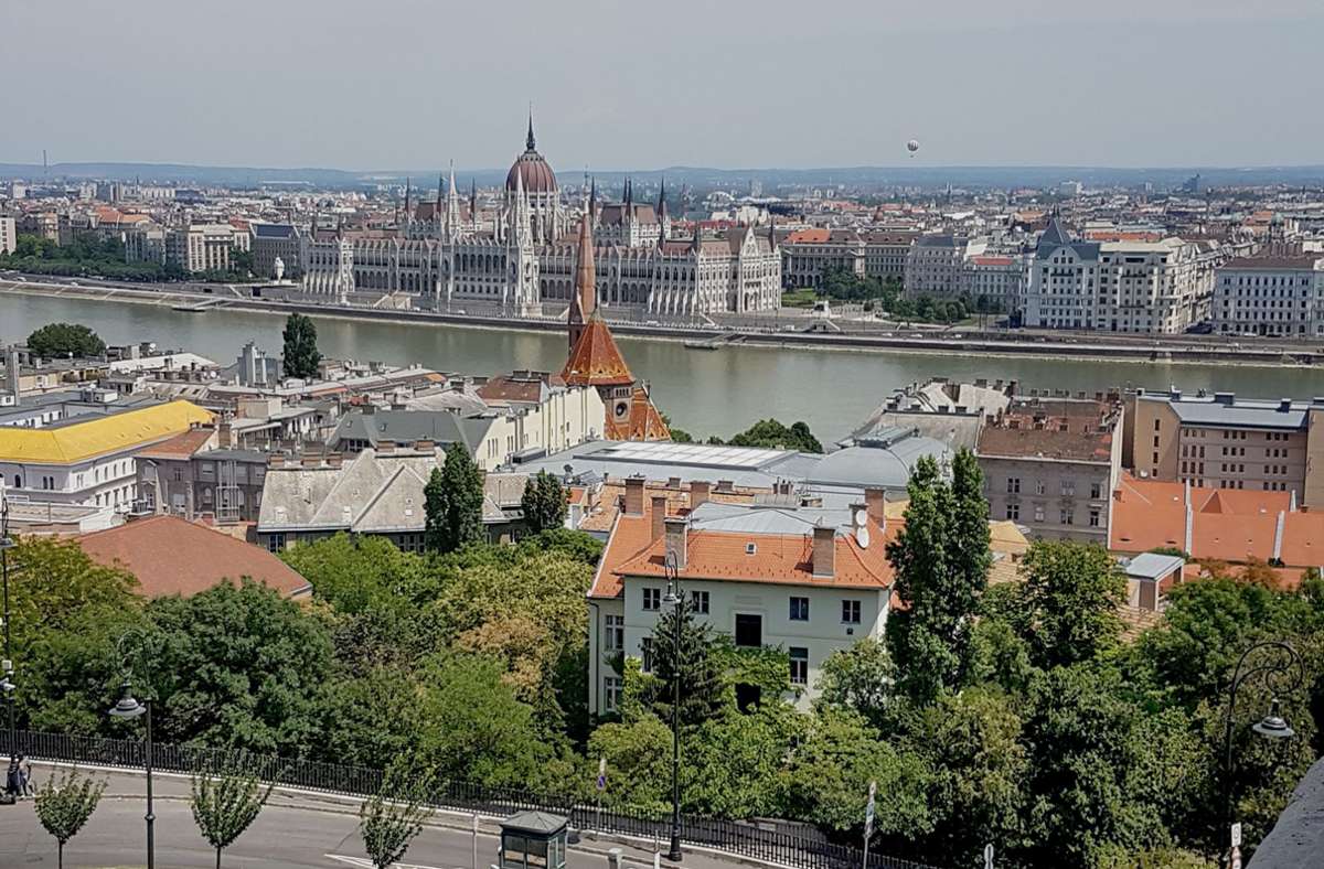 Blick von der Fischerbastei auf Budapest mit einem der größten Parlamente der Welt. Foto: Günther Geiling