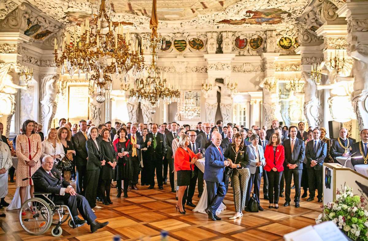 Andreas Prinz von Sachsen-Coburg und Gotha (links) im Kreise der Gäste, die zum Empfang anlässlich seines 80. Geburtstags in den Riesensaal von Schloss Ehrenburg gekommen waren.
