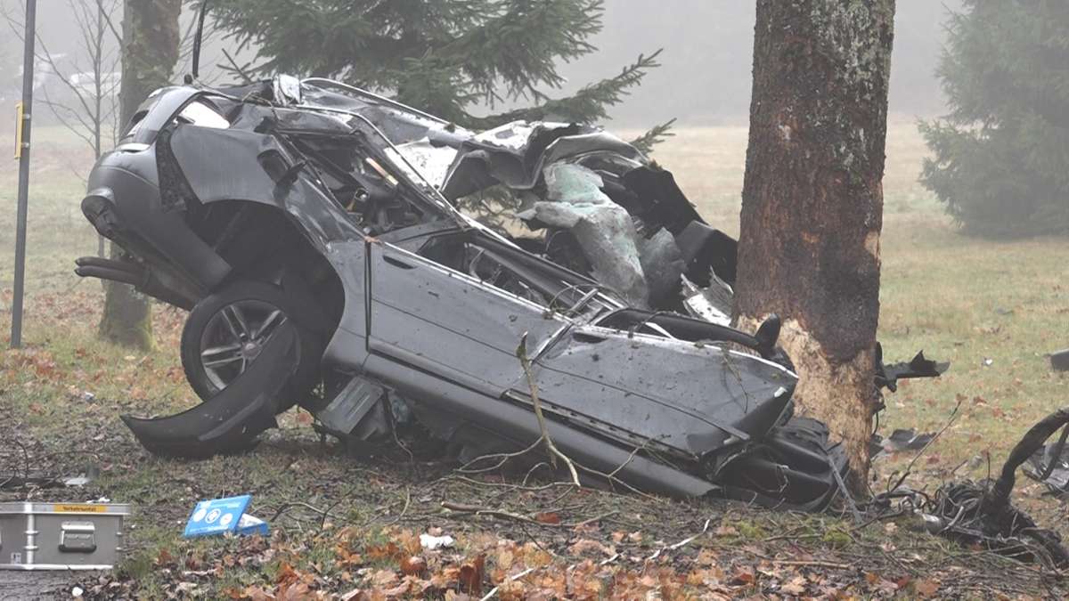 Aus der Region: Gegen Baum: Autofahrer stirbt auf der Bundesstraße